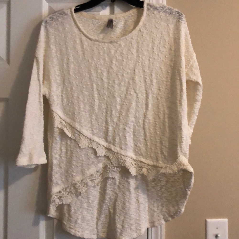 Crop shirt never worn. Off white cute!